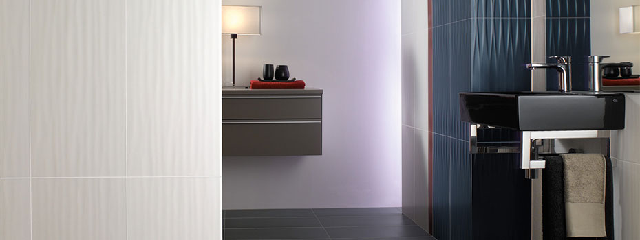 Modernes Bro mit Motorad auf Fliesen