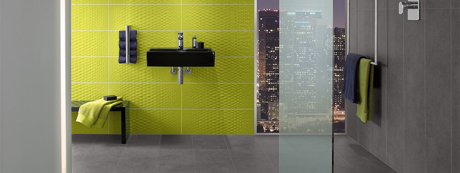 Gefliestes Wohnzimmer mit Kamin